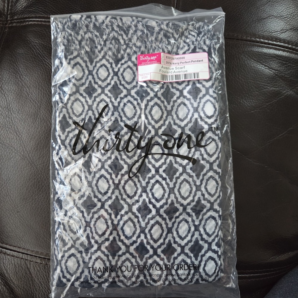 Thirty-One Avenue Scarf Navy Perfect Pendant Retired New